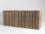 plusieurs vieux livres empilés sur une surface blanche