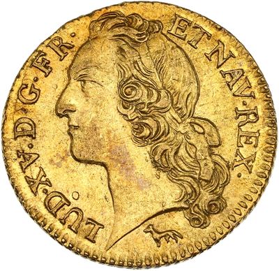 une pièce d'or représentant la tête d'une femme aux cheveux longs