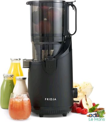 un extracteur de jus posé à côté de fruits et de légumes