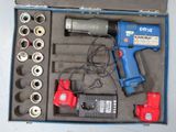 une boîte contenant des outils, notamment une perceuse, un tournevis, des clés et d'autres outils