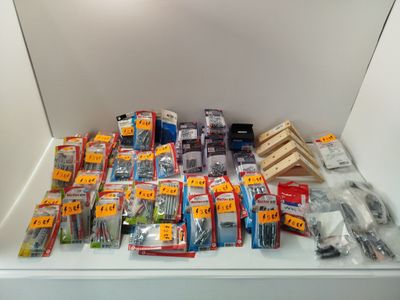 tout un assortiment d'articles sur une étagère blanche