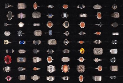 de nombreux types de bagues exposés dans une vitrine