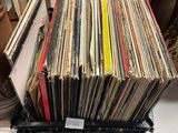 de nombreux disques dans un panier noir posé sur une table