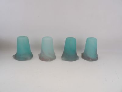 trois vases en verre bleu posés sur une table blanche