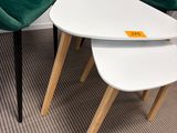 deux chaises vertes et une table blanche dans une pièce