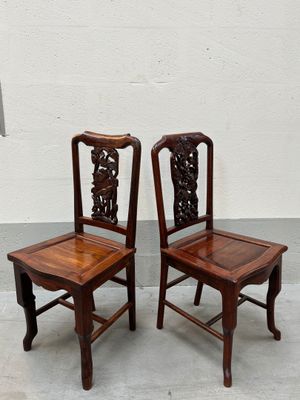 paire de chaises chinoises anciennes avec des dossiers sculptés