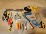 les nombreux types d'outils qui se trouvent sur la table