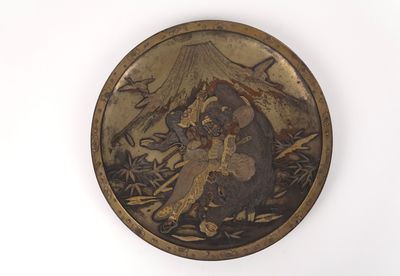 une plaque d'or sur laquelle figure une femme