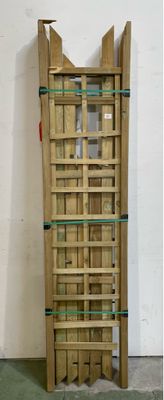 une grande étagère en bois avec des tablettes en verre