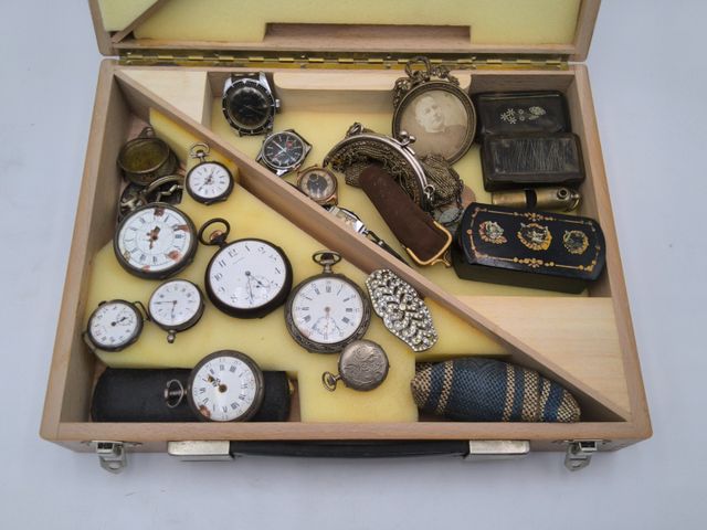 Lot de diverses montres à gousset, petit médaillon porte photo, m...