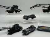 de nombreux petits trains exposés sur une surface blanche