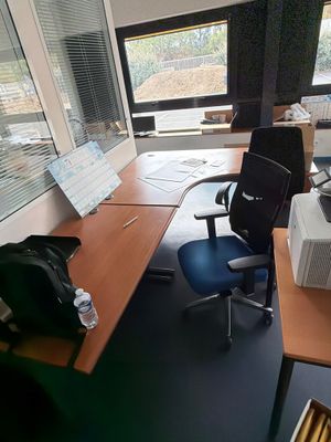 un bureau avec une chaise et un ordinateur dessus