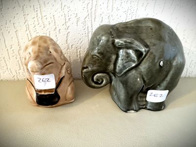 deux figurines d'éléphants posées sur une table