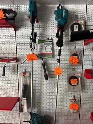 de nombreux outils accrochés au mur de la pièce