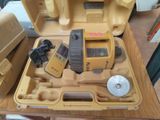 une mallette jaune contenant un engin de chantier jaune