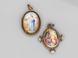 Deux miniatures représentant une femme et un homme sont présentées dans un cadre doré.