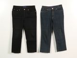 deux paires de jeans accrochées l'une à côté de l'autre sur un mur