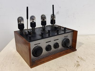 une boîte en bois sur laquelle est posée une radio
