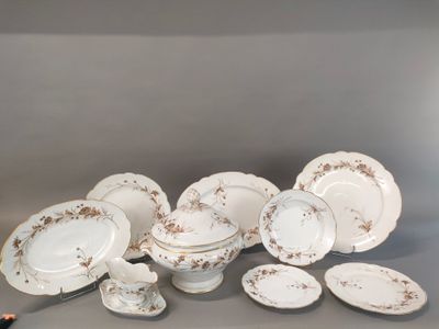 many plates and bowls that are sitting on a table