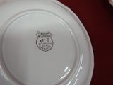 une assiette sur laquelle est posé un insigne, posée sur une table