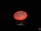 gros plan d'un diamant rouge sur une surface noire