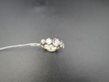 gros plan d'une bague en diamant sur une surface noire