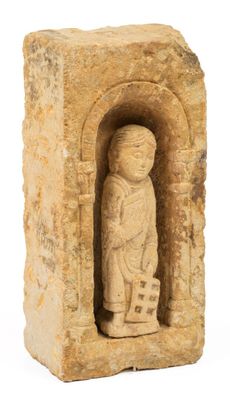 une image représentant une statue en pierre d'un garçon tenant un panier