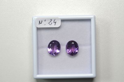 paire d'améthystes de taille ovale montées dans un cadre blanc