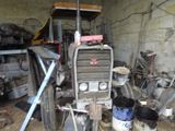une machine qui se trouve à l'intérieur d'un bâtiment