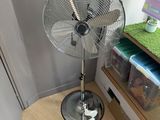 un ventilateur posé sur une table