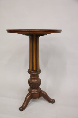 Guéridon en bois à décor marqueté sur le plateau d'une étoil… - Photo 1