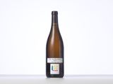 la bouteille de vin blanc est posée sur la table