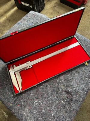 un étui rouge contenant un pied à coulisse