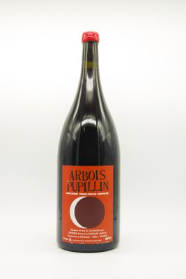 une bouteille de vin rouge posée sur une table blanche