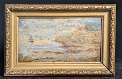 un tableau représentant un voilier sur l'eau, dans un cadre doré