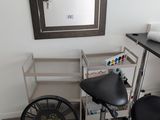 une image représentant une chaise et un miroir dans une pièce