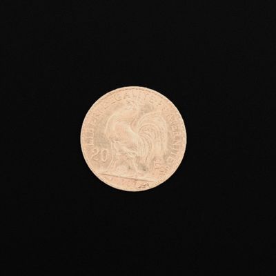 gros plan d'une pièce de monnaie sur fond noir