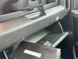un portefeuille noir posé au milieu d'une voiture