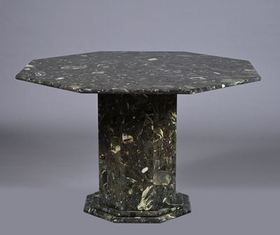 Table octogonale en marbre brèche de couleur verte. Travail …