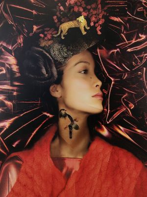 portrait d'une femme en robe rouge et chapeau, avec un léopard sur la tête