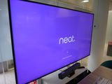 un téléviseur à grand écran posé sur un bureau dans une pièce