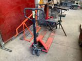 une photo d'un cariste dans un garage