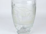 un verre orné d'un motif sur un fond blanc