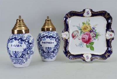 trois vases et une assiette décorés de fleurs