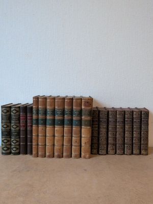 de nombreux livres anciens alignés sur une table