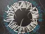 une peinture représentant un cercle noir et blanc sur lequel figure une inscription en bleu
