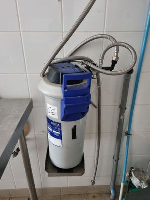un filtre à eau bleu et blanc dans un coin de la cuisine