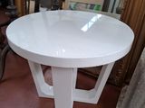 une table blanche posée sur un sol rouge