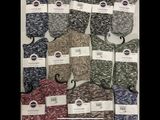 les nombreuses paires de chaussettes exposées dans un magasin