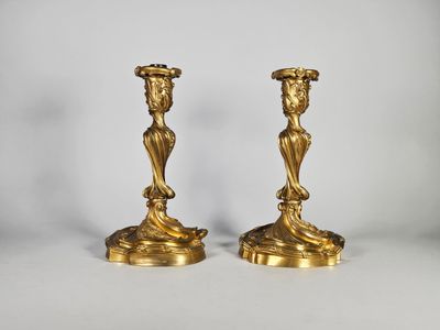 une paire de bougeoirs anciens en laiton